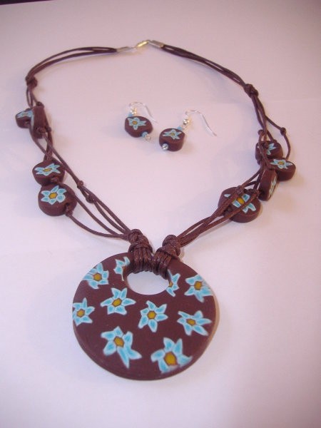 Ogrlica in viseči uhani - rjava s turkiznimi rožicami