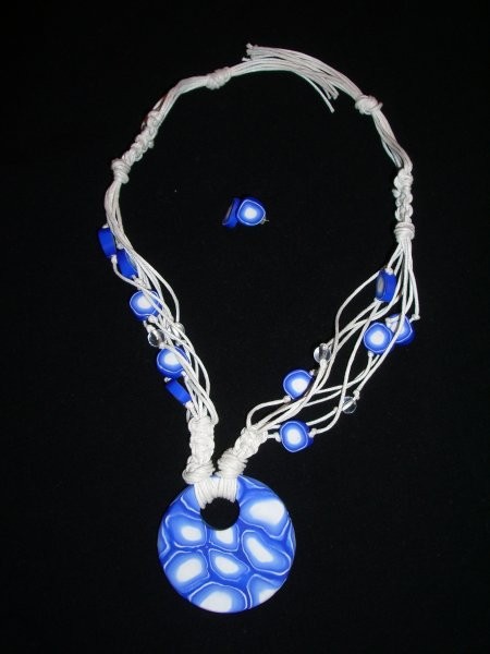 Modro bela ogrlica z uhančki