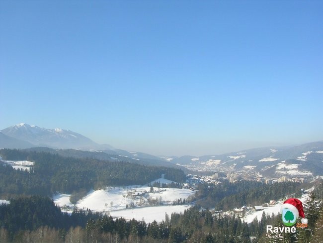 Pogled na Mežiško dolino, na Ravne, v ozadju Peca.