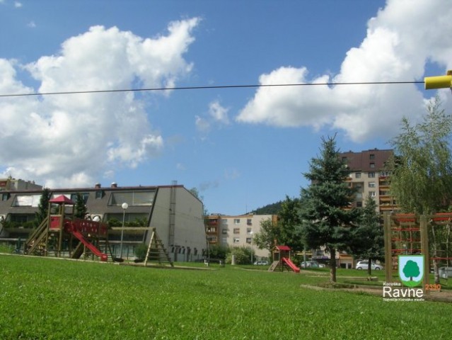 *Ravne - Javornik
-osnovna šola Koroških Jeklarjev
-otroško igrišče v notranjosti sosesk
