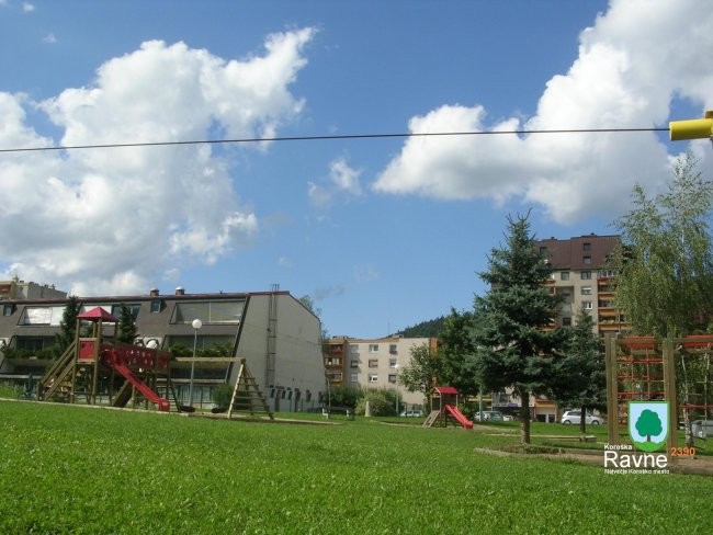 *Ravne - Javornik
-osnovna šola Koroških Jeklarjev
-otroško igrišče v notranjosti sosesk