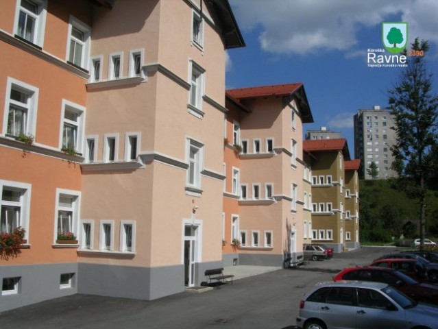 *Ravne - center
-Gozdarska pot
-Delavska stanovanja iz leta 1911, ren.: l.2005