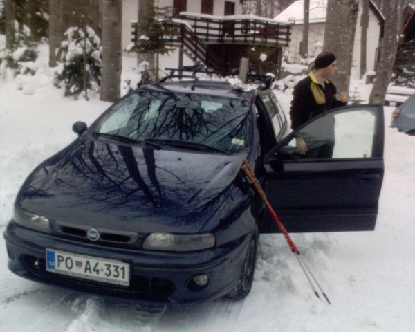 Pri avtu sva se okrepčala z čajem, čokolado in pohanim piščancem. Njam.