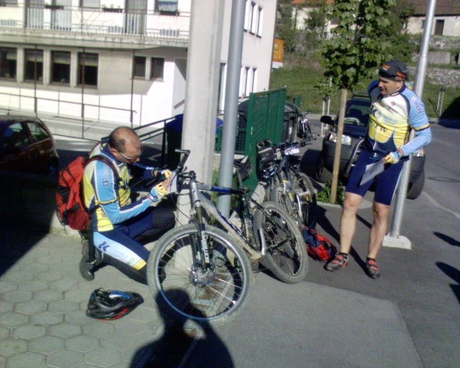 Kako zvežemo štartno številko z tremi luknjami? 