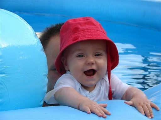 Moja nečakinja.:Obožujem bazen.