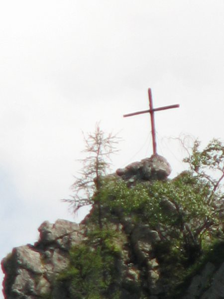 križ na vrhu  špic v Dolžanovi soteski

