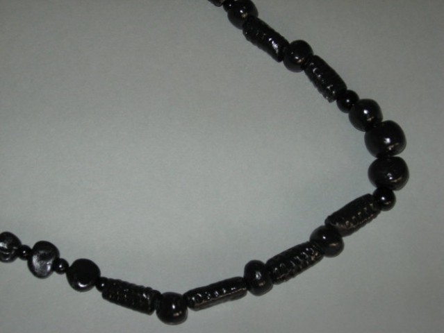 črna od blizu: fimo in perle na traku