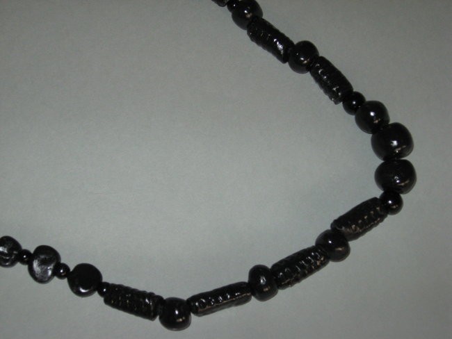 črna od blizu: fimo in perle na traku