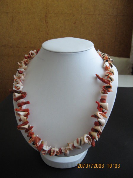 Razdrta ogrlica iz školjk in še enkrat sestavljena skupaj s pravimi koralami, ki mi jih je