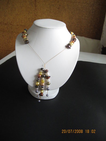 Ogrlica iz perl, ki jih je hčerka prinesla iz Sardinije