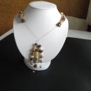 ogrlica iz perl, ki jih je hčerka prinesla iz Sardinije