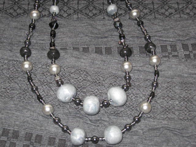Srebrno-siva-večje kroglice fimo -srebrn, srednje kovinske , vmes akrilne perlice