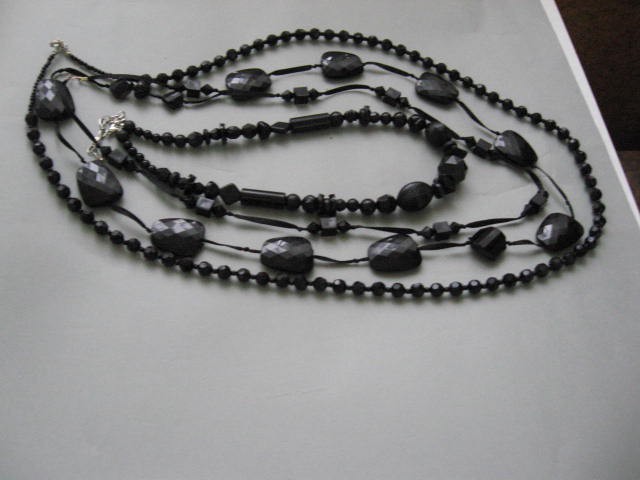 4x črne iz prinešenih perlic za znanko