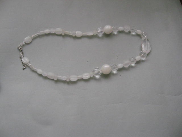 Steklene brezbarvne perle