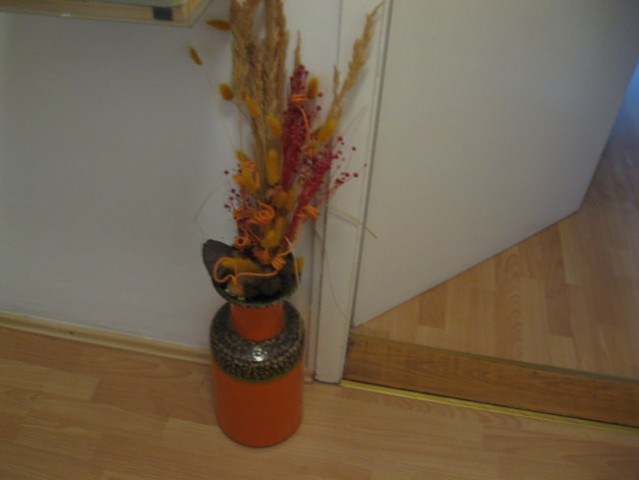 Vaza s suhimi rožami v predsobi