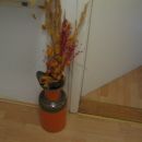 vaza s suhimi rožami v predsobi