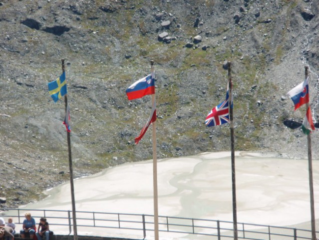 Tud slovenska zastavca je med njimi.
