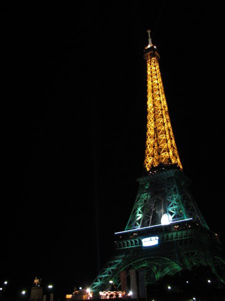 Eiffel ponoči iz ladijce na Seni