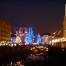 Na poti domov še postanek v praznično okrašeni Ljubljani.