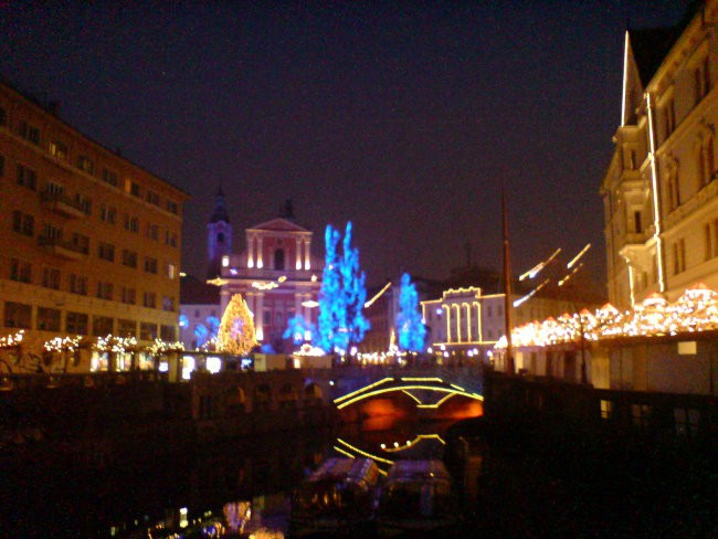 Na poti domov še postanek v praznično okrašeni Ljubljani.