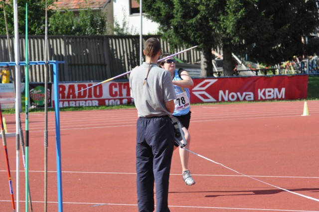 živa met kopja - foto