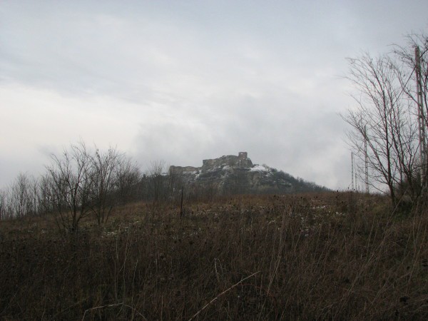 Grad iz 14. stoletja na hribu nad mestecem Sirok.