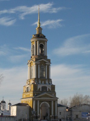 Zvonik pri vhodu v samostan.