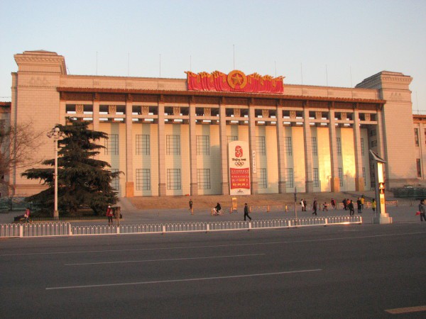 Pred Nacionalnim muzejem Kitajske na Tianan menu se ...
