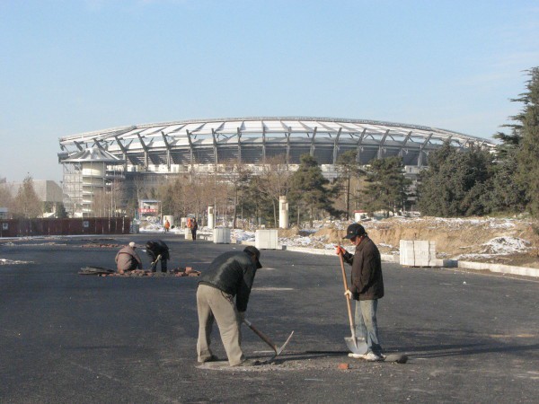 Malo novejsi stadion, katerega okolica se spreminja.