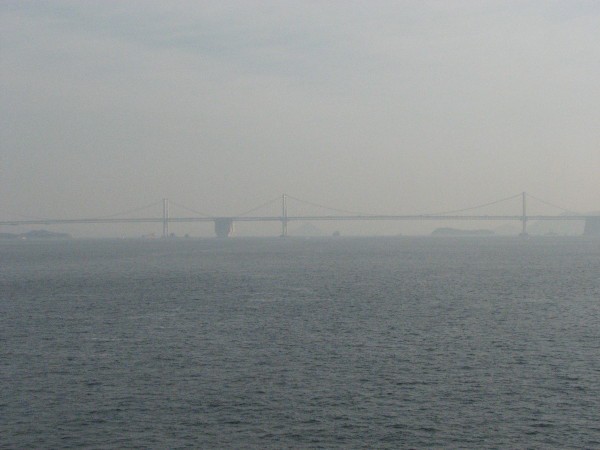 Znameniti most med Honshujem in Kyushujem od dalec.
