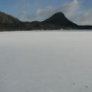 Jezero je zamrznjeno.