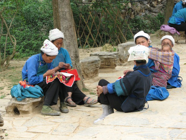 Pripadnice manjsine Buyi.