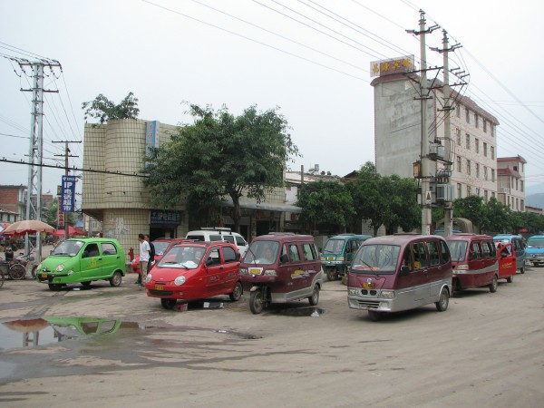 Cakanje na bus v Jangchengu.