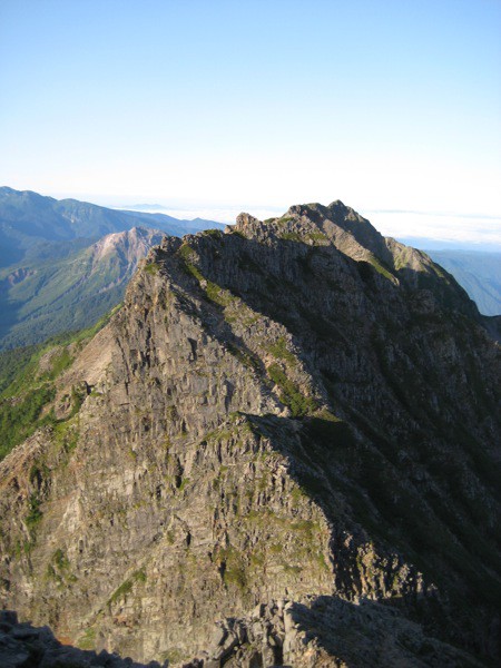 Pogled na prehojen greben (čisto zadnji vulkan ne spada zraven).